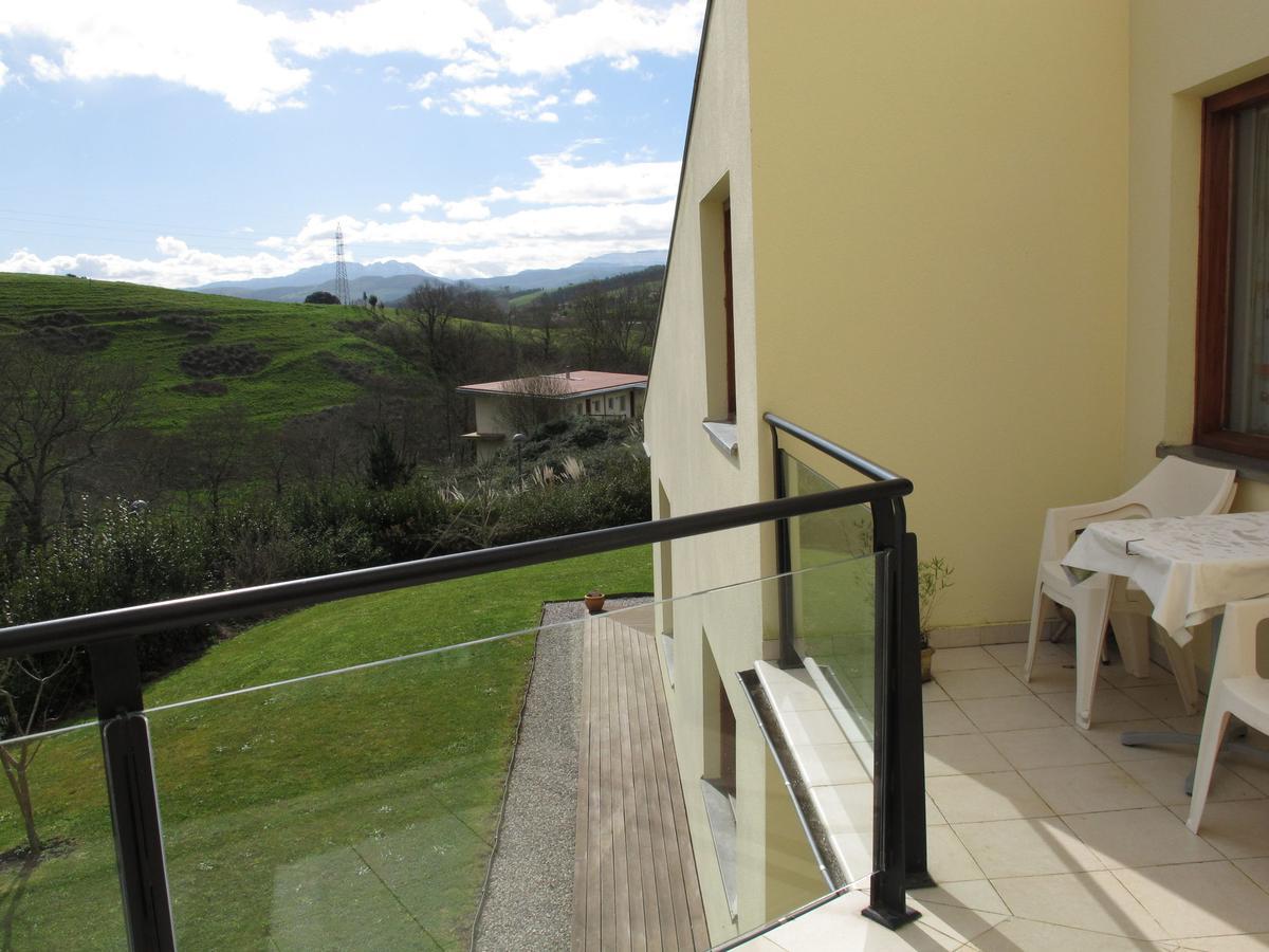 Welcoming Holiday Home in Villaverde de Pontones with Garden Buitenkant foto
