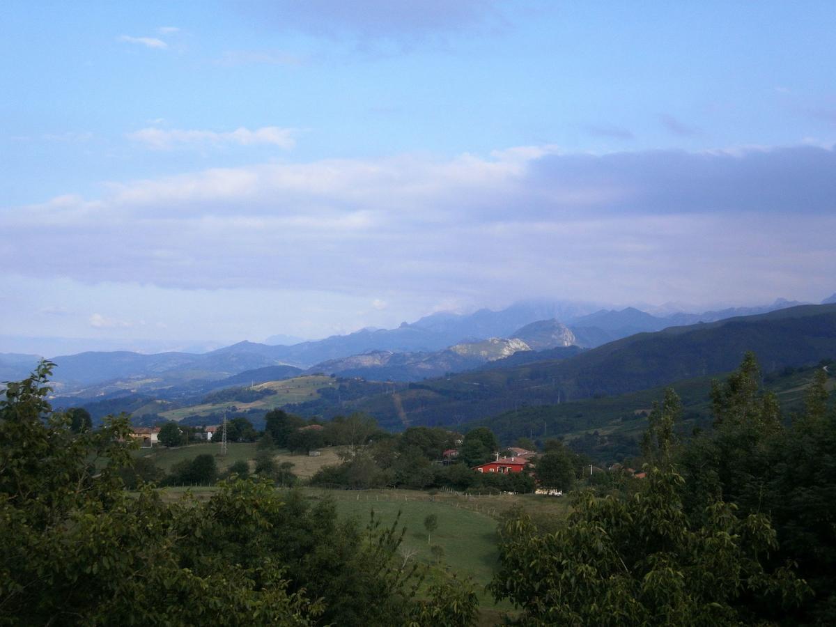 Welcoming Holiday Home in Villaverde de Pontones with Garden Buitenkant foto